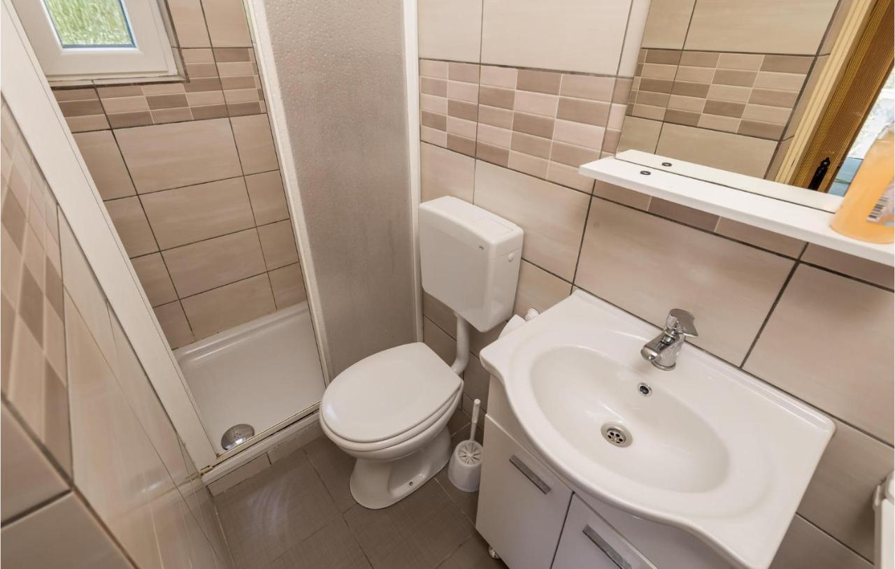 1 Bedroom Amazing Apartment In Kampor Exteriér fotografie