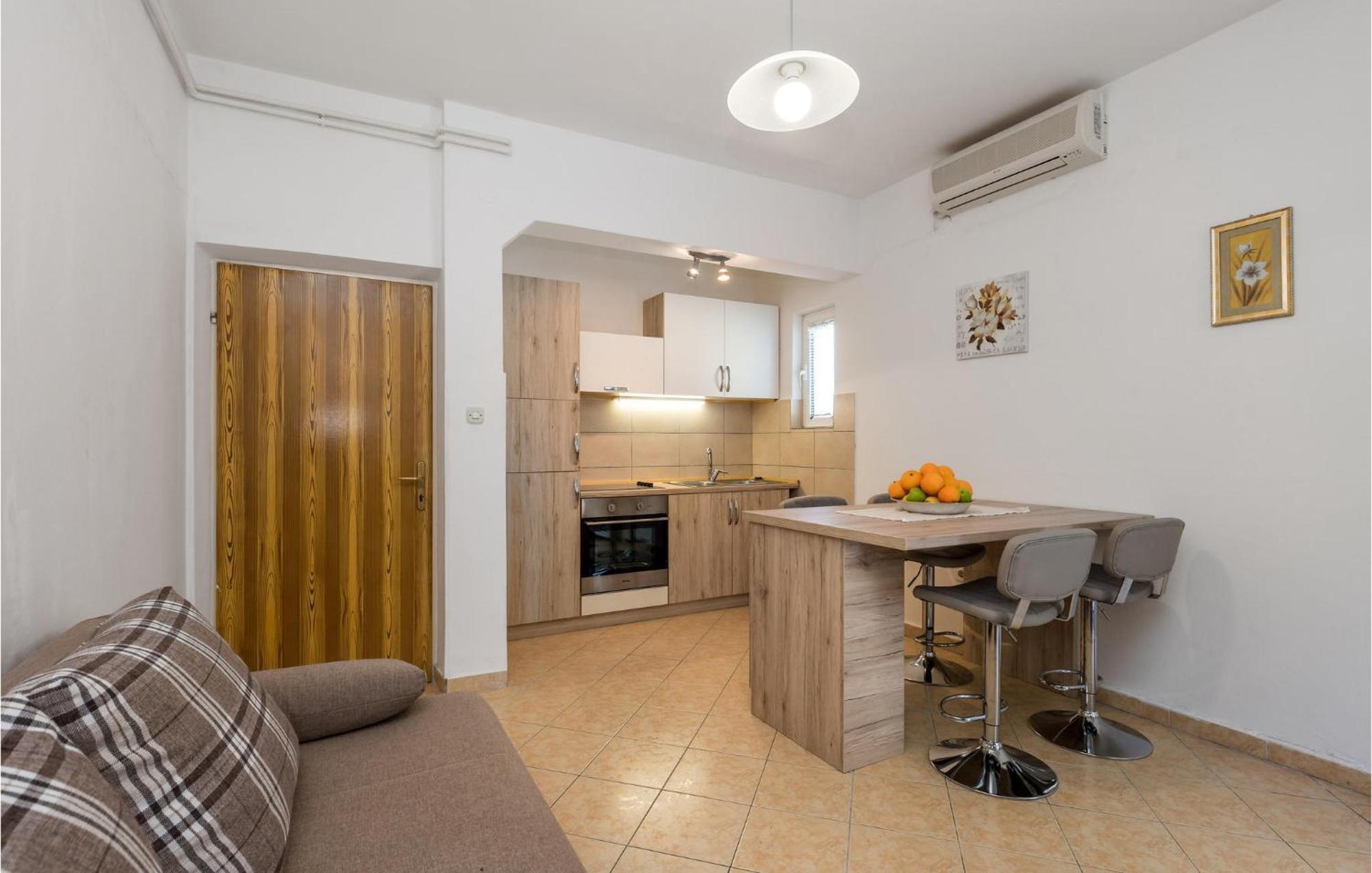 1 Bedroom Amazing Apartment In Kampor Exteriér fotografie