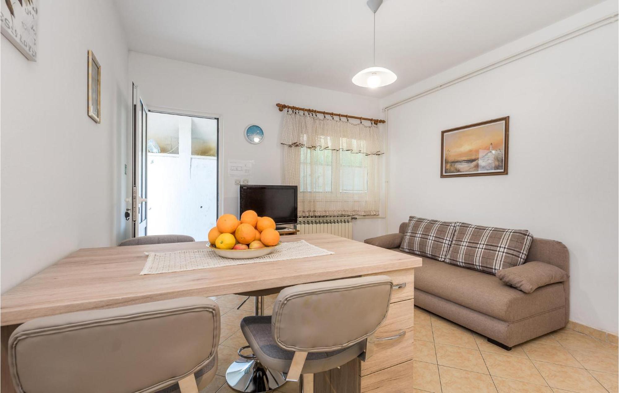 1 Bedroom Amazing Apartment In Kampor Exteriér fotografie