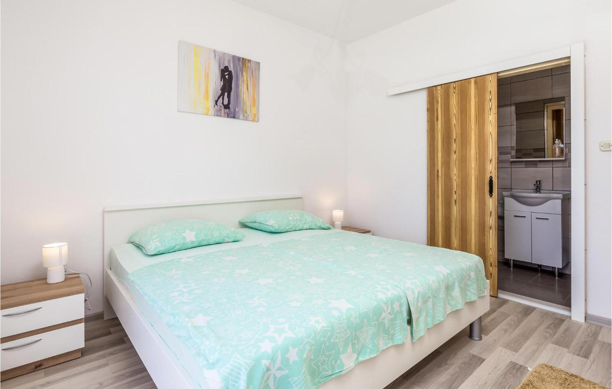 1 Bedroom Amazing Apartment In Kampor Exteriér fotografie