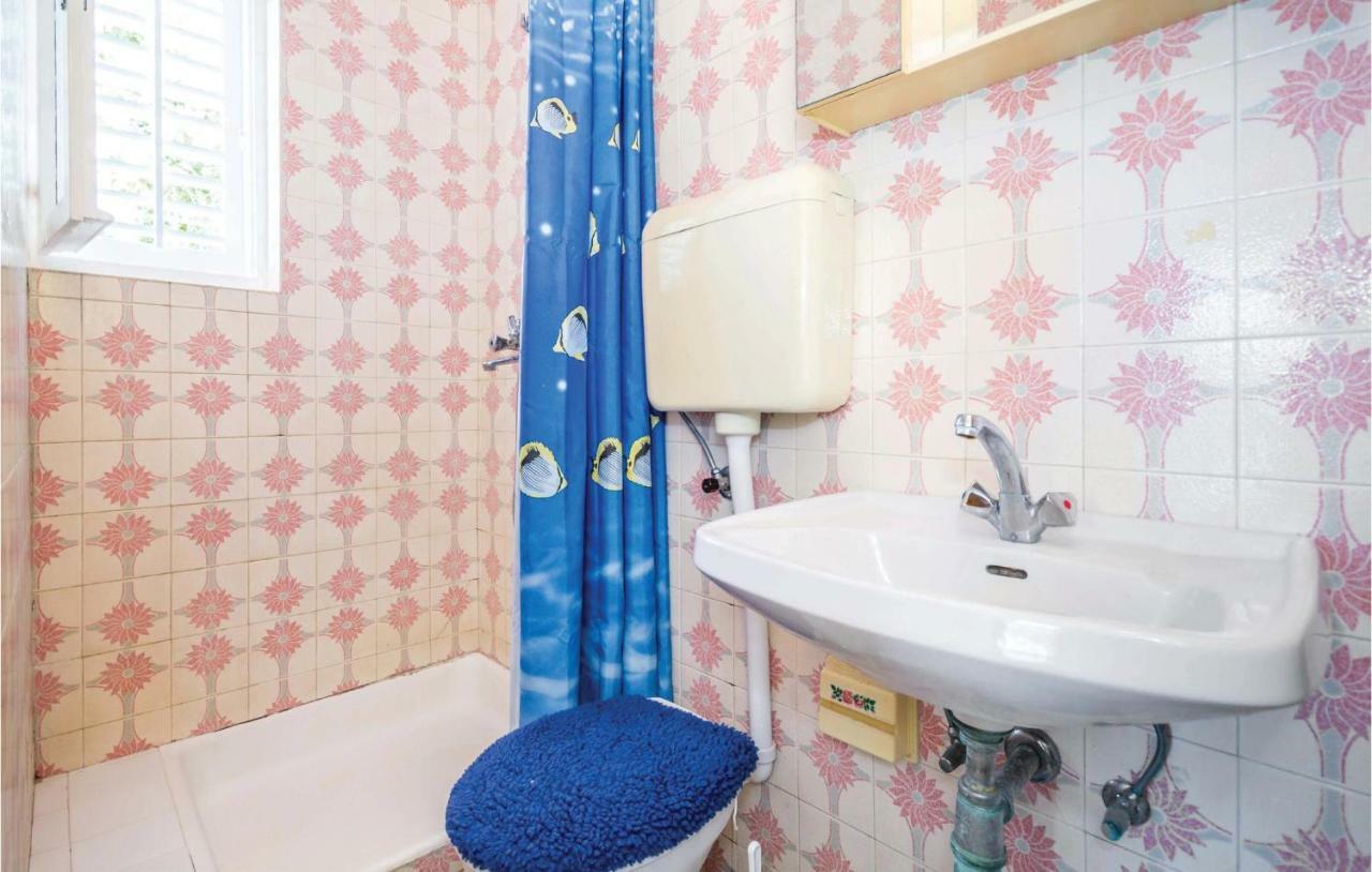1 Bedroom Amazing Apartment In Kampor Exteriér fotografie